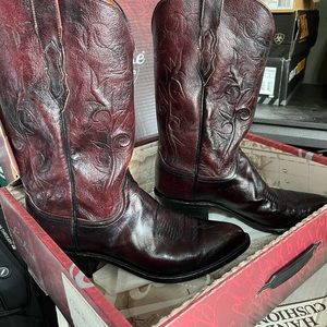Men’s Lucchese cowboys boots color is antique red cherry size 10